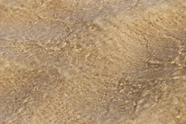 Sabahları kum kumsalını dalgalandırın. Phuket Adası 'ndaki hassas kum dokusunu göstermek için gölgeli.