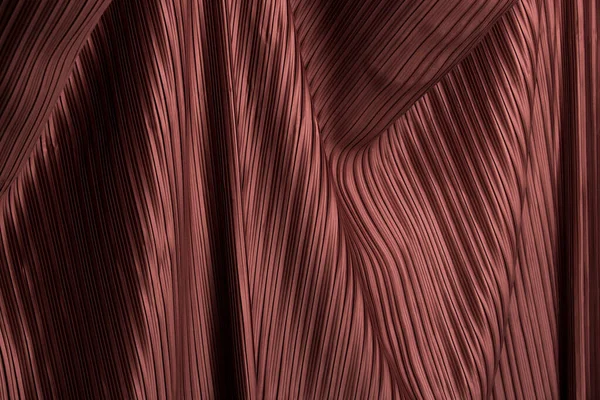 有阴影的长线窗帘 有红色勃艮第色彩的折叠式纺织品图案 镶嵌在图层设计波纹壁纸中 工作室灯光近距离背景图像 — 图库照片