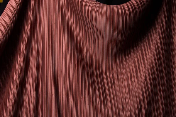レイヤーデザインの波の壁紙に入れて赤いバーガンディ色でのテキスタイルパターンの影 プリーツスタイルで長蛇の列のドレープでプレートファブリック スタジオ照明バックグラウンドイメージをクローズアップ — ストック写真