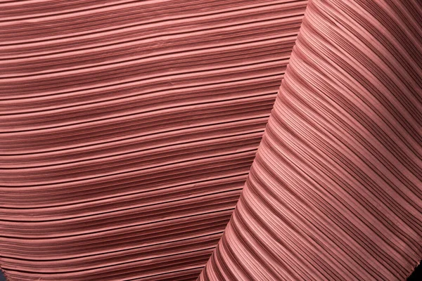 천으로 플리트 Pleat Fabric 은붉은 컬러로 디자인 벽지에 붙이고 스튜디오에서 — 스톡 사진