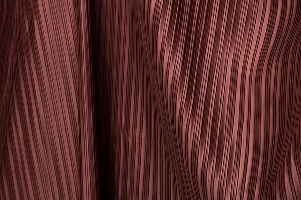 有阴影的长线窗帘 有红色勃艮第色彩的折叠式纺织品图案 镶嵌在图层设计波纹壁纸中 工作室灯光近距离背景图像 — 图库照片