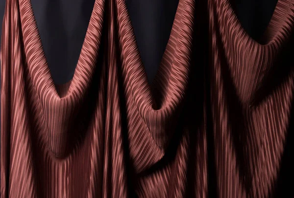 レイヤーデザインの波の壁紙に入れて赤いバーガンディ色でのテキスタイルパターンの影 プリーツスタイルで長蛇の列のドレープでプレートファブリック スタジオ照明バックグラウンドイメージをクローズアップ — ストック写真