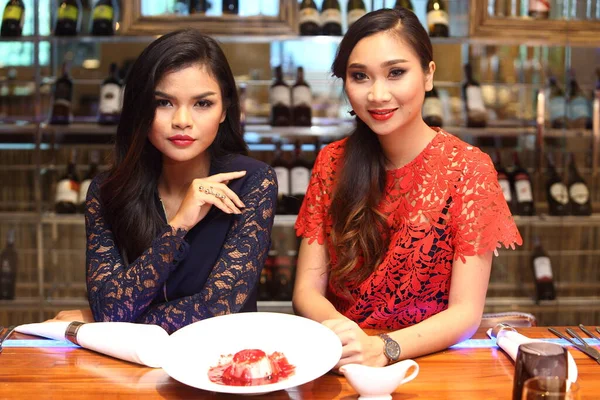 Дві Офісні Жінки Вечеряють Ресторані Побаченнях Молоді Прекрасні Друзі Носять — стокове фото