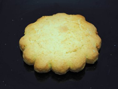 Ekmek hamurundan yapılmış büyük bisküviler 