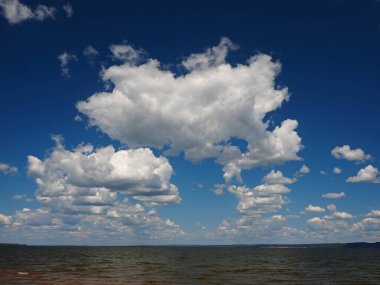 Büyük nehir Kama, banka. Güzel bulutlar. Güzel gökyüzü. Yaz. Rusya, Ural, Perma Bölgesi, Elovo