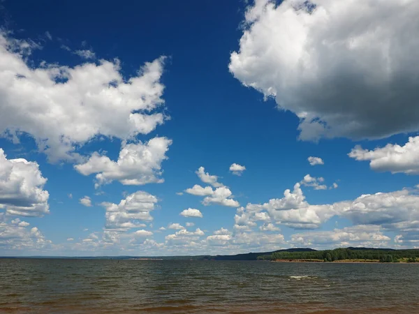 Gran Río Kama Banco Hermosas Nubes Hermoso Cielo Verano Rusia —  Fotos de Stock