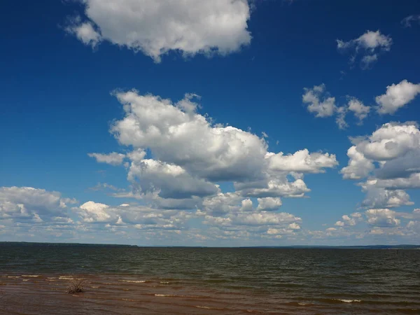 Gran Río Kama Banco Hermosas Nubes Hermoso Cielo Verano Rusia —  Fotos de Stock