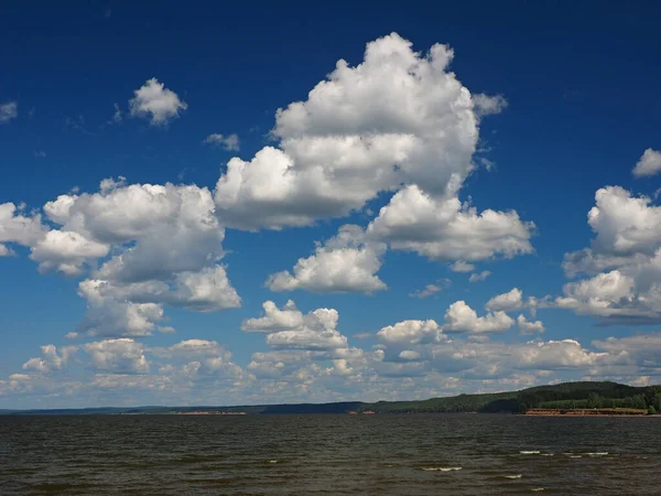 Gran Río Kama Banco Hermosas Nubes Hermoso Cielo Verano Rusia —  Fotos de Stock