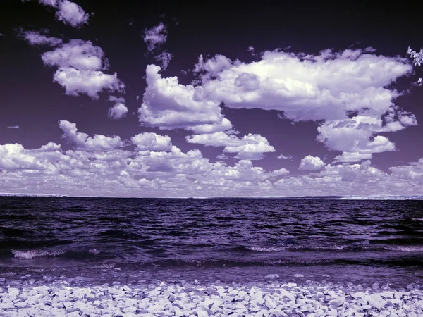 Río Olas Playa Hermoso Cielo Nubes Verano Foto Roja Infrarrojos Imagen De Stock