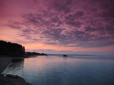 Gün batımı, yaz, gün batımında güzel bulutlar. Gök gürültülü günbatımı. Büyük Kama nehrindeki iskele. Ural, Rusya, Perma Bölgesi, Elovo.