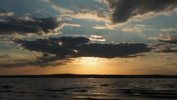 卡马河畔的夏日落山在水里舍弃木柴美丽的云彩俄罗斯 乌拉尔 彼尔姆领地 埃洛沃 — 图库视频影像