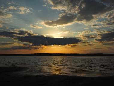 Kama nehrinde yaz günbatımı. Güzel bulutlar. Rusya, Ural, Perma Bölgesi, Elovo.