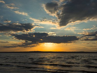 Kama nehrinde yaz günbatımı. Güzel bulutlar. Rusya, Ural, Perma Bölgesi, Elovo.