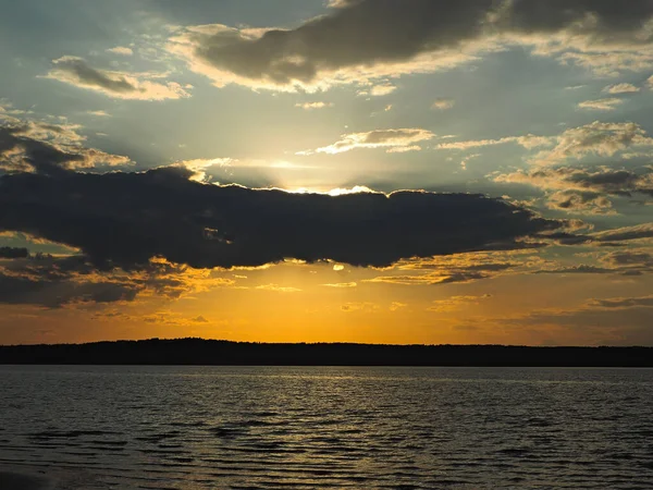 Puesta Sol Verano Río Kama Hermosas Nubes Rusia Ural Territorio —  Fotos de Stock