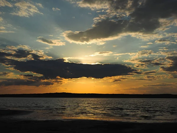 Puesta Sol Verano Río Kama Hermosas Nubes Rusia Ural Territorio —  Fotos de Stock