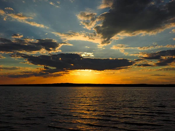 Puesta Sol Verano Río Kama Hermosas Nubes Rusia Ural Territorio — Foto de Stock