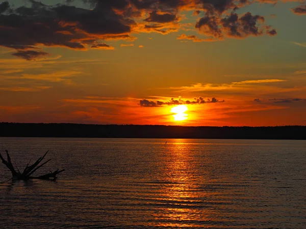 Sommersonnenuntergang Auf Dem Fluss Kama Treibholz Wasser Schöne Wolken Russland — Stockfoto