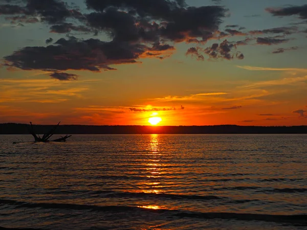 Puesta Sol Verano Río Kama Madera Deriva Agua Hermosas Nubes — Foto de Stock