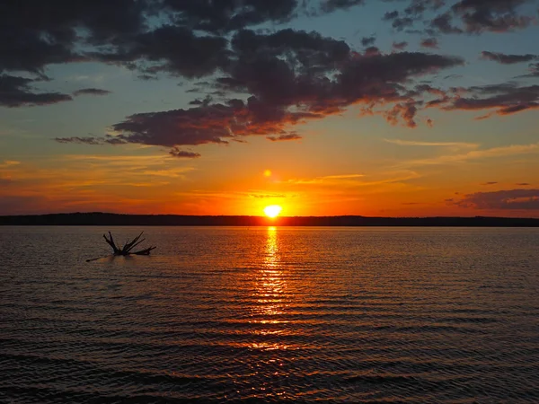 Pôr Sol Verão Rio Kama Deriva Água Lindas Nuvens Rússia — Fotografia de Stock