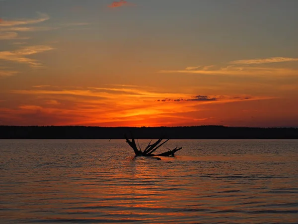 Sommersonnenuntergang Auf Dem Fluss Kama Treibholz Wasser Schöne Wolken Russland — Stockfoto