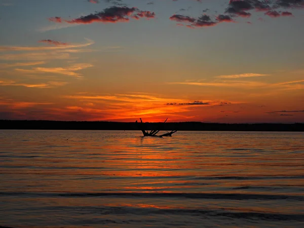 Puesta Sol Verano Río Kama Madera Deriva Agua Hermosas Nubes — Foto de Stock