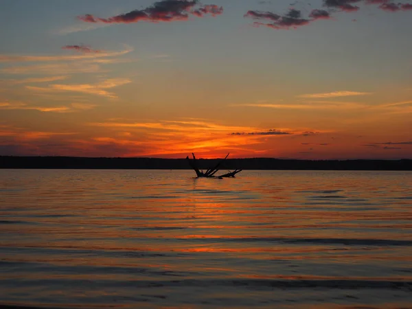 Pôr Sol Verão Rio Kama Deriva Água Lindas Nuvens Rússia — Fotografia de Stock