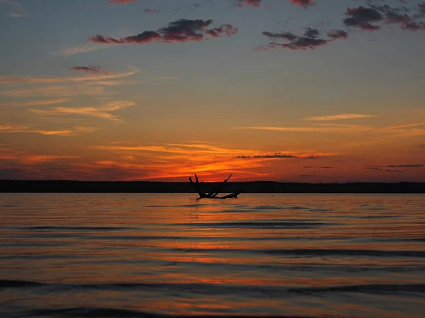 Puesta Sol Verano Río Kama Madera Deriva Agua Hermosas Nubes —  Fotos de Stock