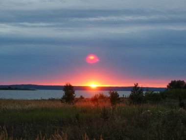 Yaz batımı. Reed, nehir, sahil. Yalnız ağaçlar. Rusya, Perma Bölgesi, Elovo