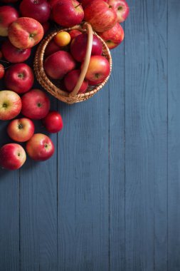 Mavi ahşap arkaplanda kırmızı elmalar