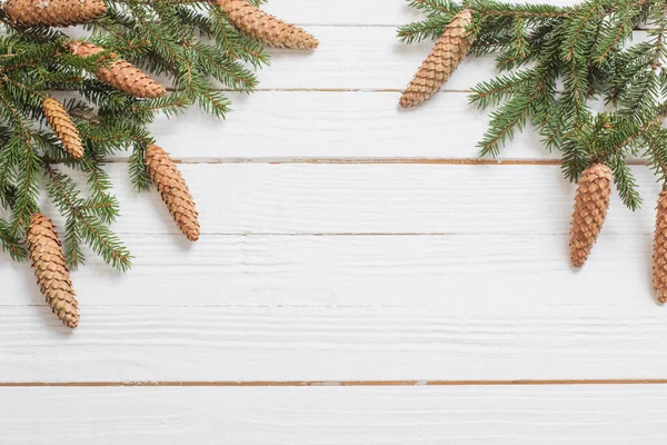 Branches Sapin Avec Cônes Sur Fond Bois Blanc — Photo