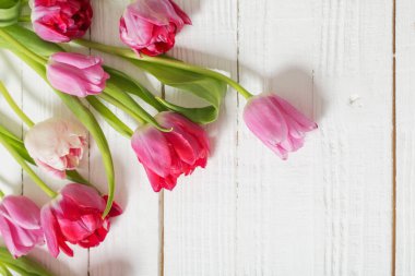 Beyaz ahşap zemin üzerinde güzel laleler