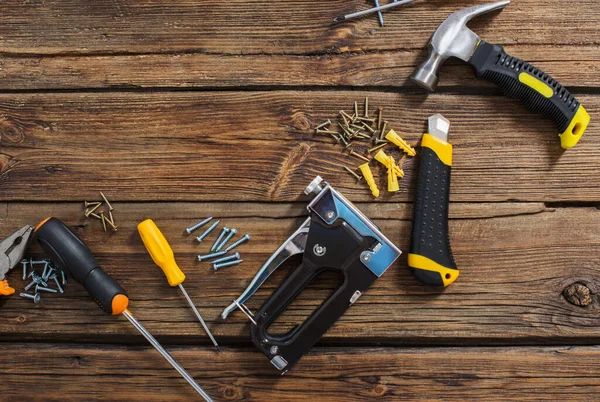 Eski ahşap arka planda tamir araçları