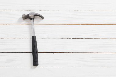 Beyaz ahşap zemin üzerinde çekiç
