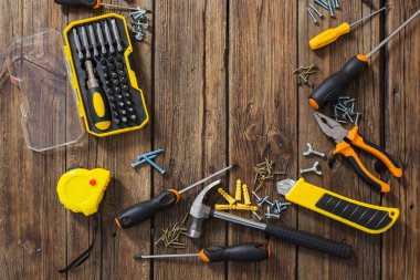 Eski ahşap arka planda tamir araçları