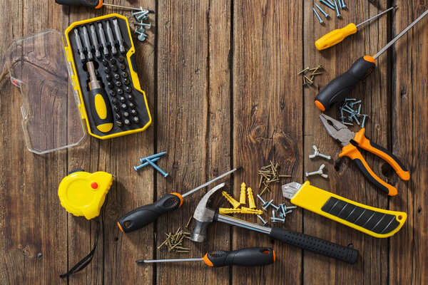 набор инструментов для ремонта на старом деревянном фоне