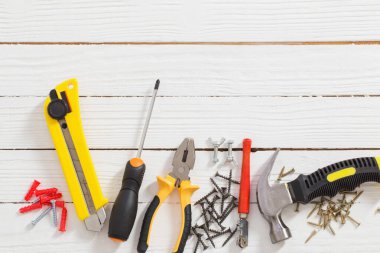 Beyaz ahşap arka planda tamir araçları