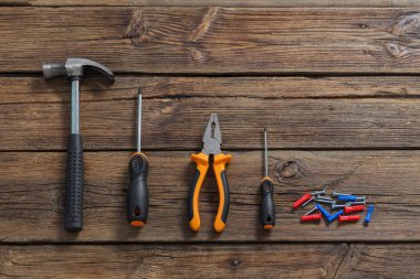 Koyu ahşap arka planda inşa araçları