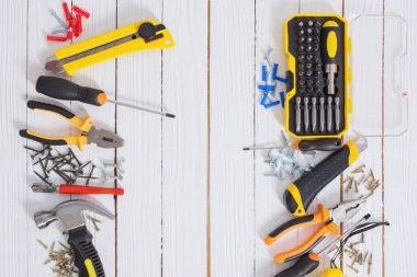 Beyaz ahşap arka planda tamir araçları