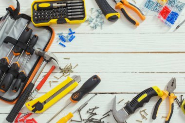 Beyaz ahşap arka planda tamir araçları