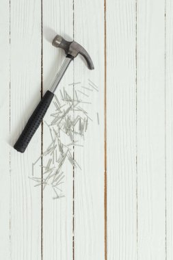 Beyaz tahta arka planda çekiç ve çiviler