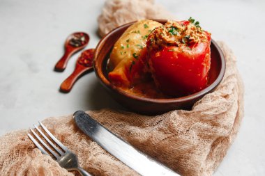 Krema soslu ve domatesli ev yapımı biber. Tahta bir tabakta. Üst taraf görünümü.