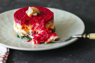 Ringa balığı ya da kürk mantonun altında ringa balığı. Geleneksel Rus mutfağı. Ringa salatası rendelenmiş sebze ve mayonez katmanları ile kaplı doğranmış ringa balığı.