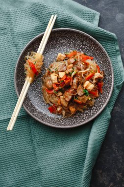 Tavuklu, mantarlı, dolmalık biberli ve otlu selofan pirinç eriştesi. Lezzetli Asya sokak yemekleri