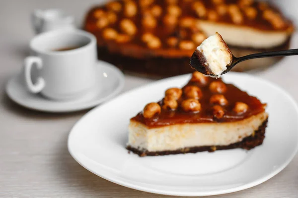 Wunderbarer Karamell Käsekuchen Mit Hausgemachtem Karamell Nüssen Und Schokolade Käsekuchen — Stockfoto