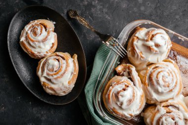 Tarçınlı çörek, koyu arkaplanda vanilyalı şekerleme..