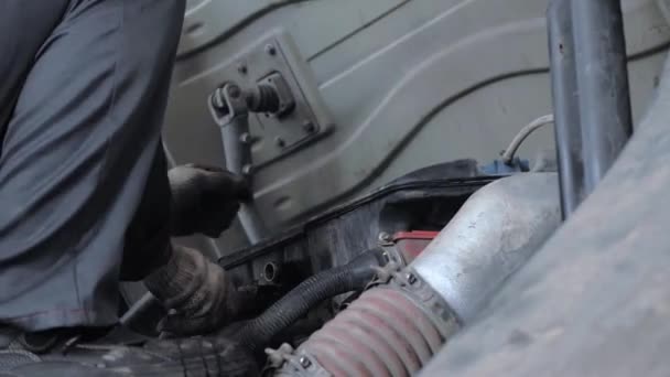 Profesionální mechanik instaluje potrubí do skříně filtru nákladních automobilů