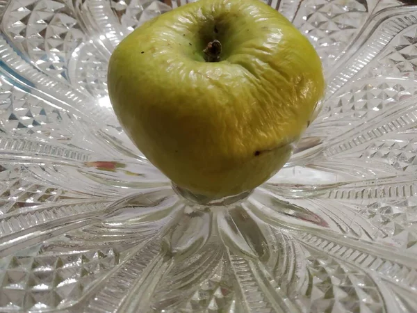 皿の上の緑のリンゴ — ストック写真