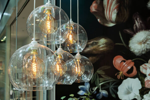 Светильники с прозрачными оттенками и темными стеклянными лампочками.