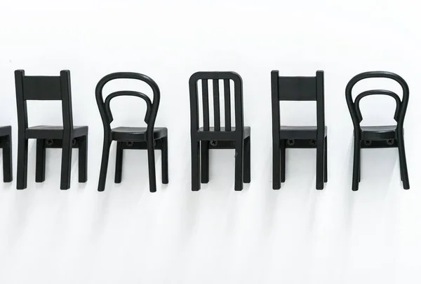 Czarne Plastikowe Fotele Przykręcone Białej Ściany Koncepcja Mebli Dziecięcych — Zdjęcie stockowe