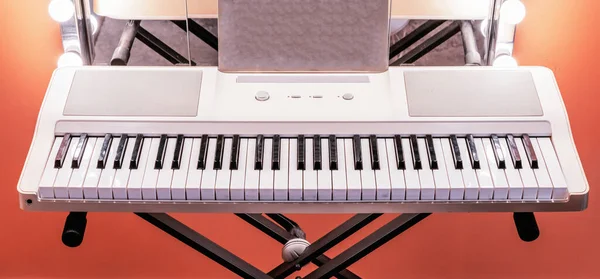 Weißes Digitales Piano Oder Elektronischer Synthesizer Auf Schwarzem Metallständer — Stockfoto